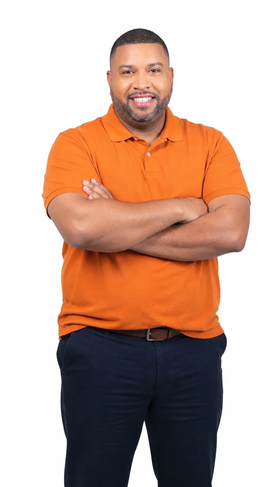 Hombre sonriente con brazos cruzados, vistiendo una camisa polo naranja, representando la confianza y profesionalismo